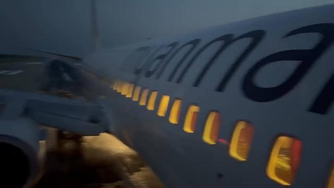 Myanmar, pneumatico di un aereo esplode durante il decollo: i vigili del fuoco domano l'incendio