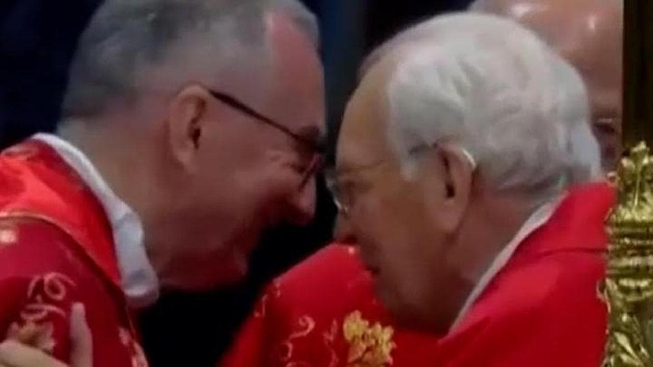 Conclave, abbracci e sorrisi tra il cardinale Re e Parolin: "Auguri... e doppi"