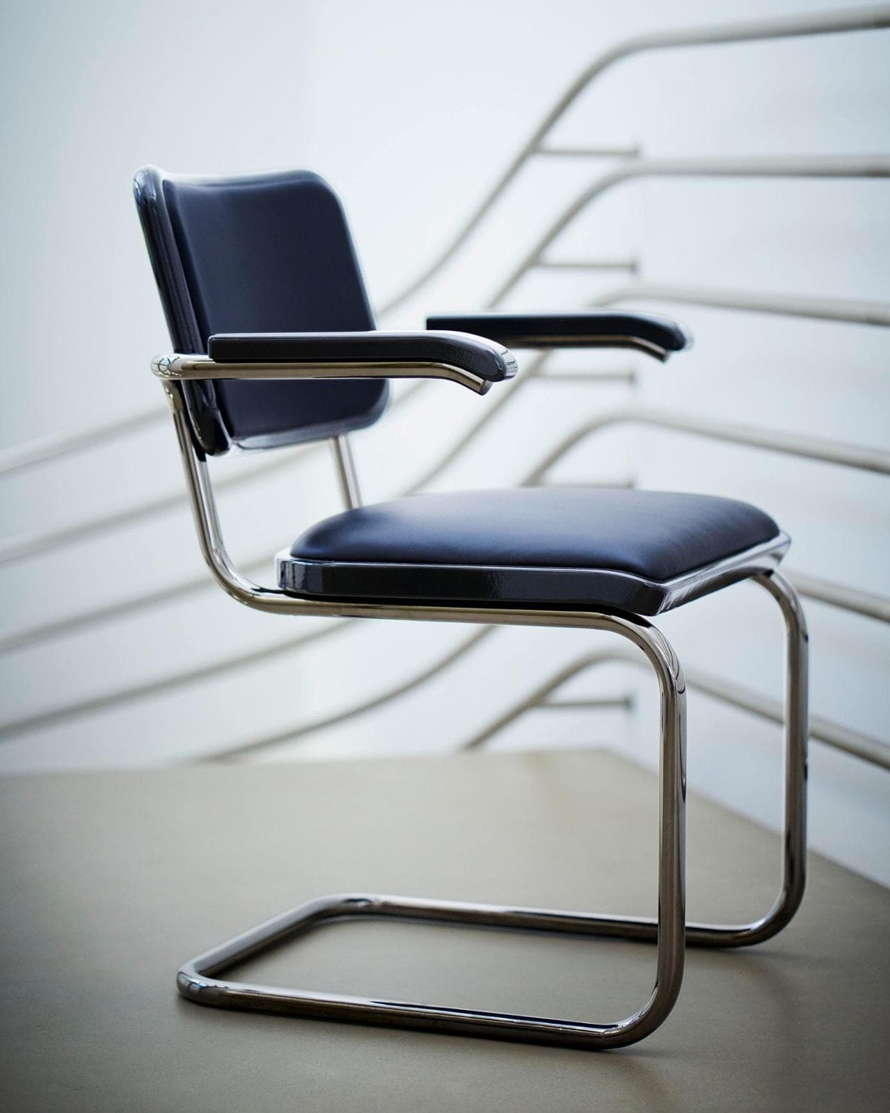 La versione in blu-nero della sedia cantilever S 64 Serious della collezione JS. Thonet