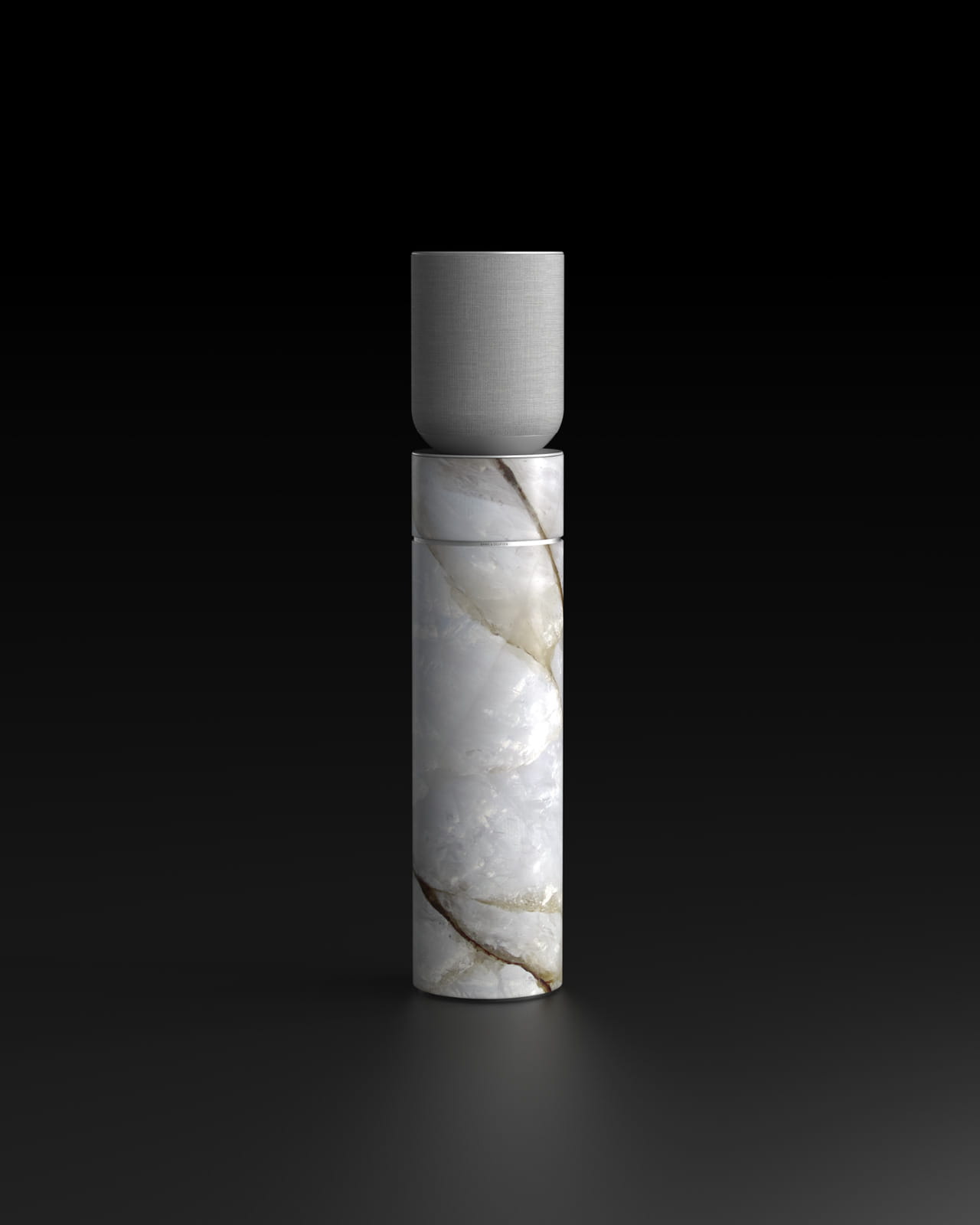 L'altoparlante Beosound Balance Natura della linea Atelier Bespoke di Bang & Olufsen; in collaborazione con Antolini