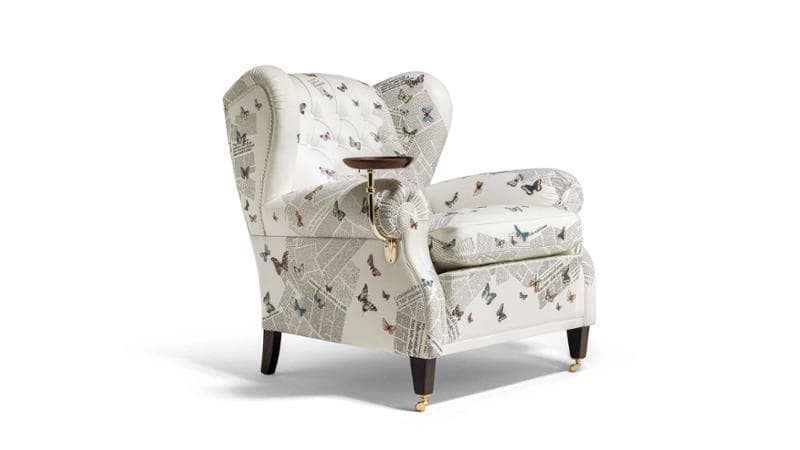 La 1919 di Poltrona Frau rivestita in pelle stampata con il motivo Ultime notizie dell'archivio Fornasetti