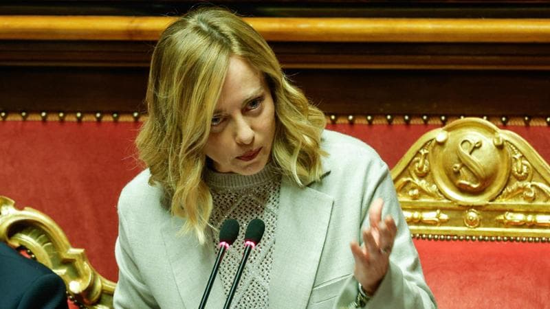 Meloni, premier time al Senato: “Io patriota, la difesa ha un prezzo”. L’ira per le accuse di Renzi