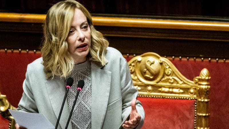 Meloni rialza il tiro sui giudici: “Rimandano indietro dall’Albania migranti con reati”