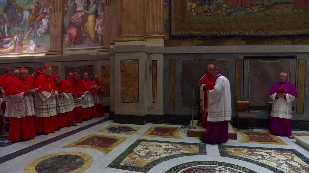 I cardinali elettori pregano nella Cappella Paolina prima di iniziare il Conclave