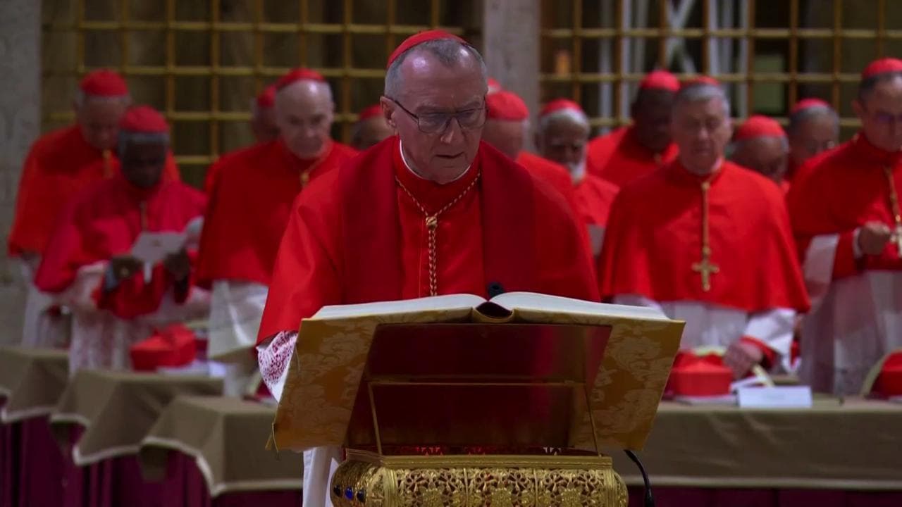 Conclave, il giuramento dei cardinali: il primo è Parolin