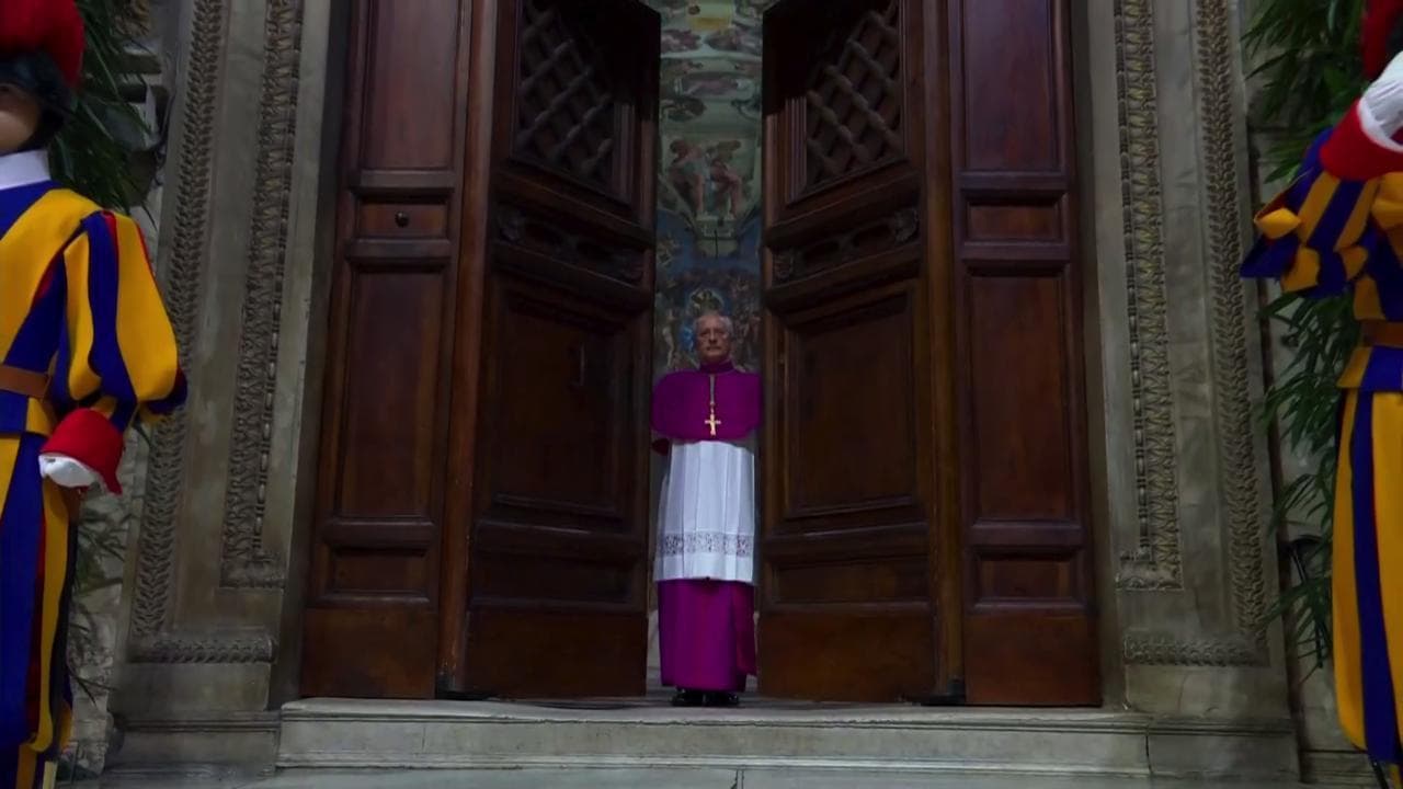 Conclave, Monsignor Ravelli pronuncia l'"Extra Omnes" e chiude le porte della Cappella Sistina