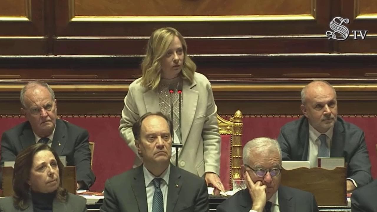 Premier time duello Meloni-opposizioni: "Ci fa la supercazzola". Lei: "Ho trovato situazioncine"