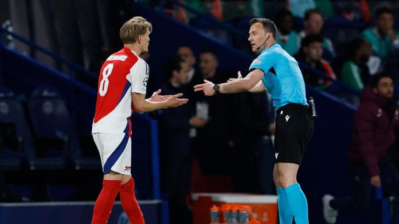 L'arbitro Zwayer sorprende Odegaard e fischia rigore per il Psg