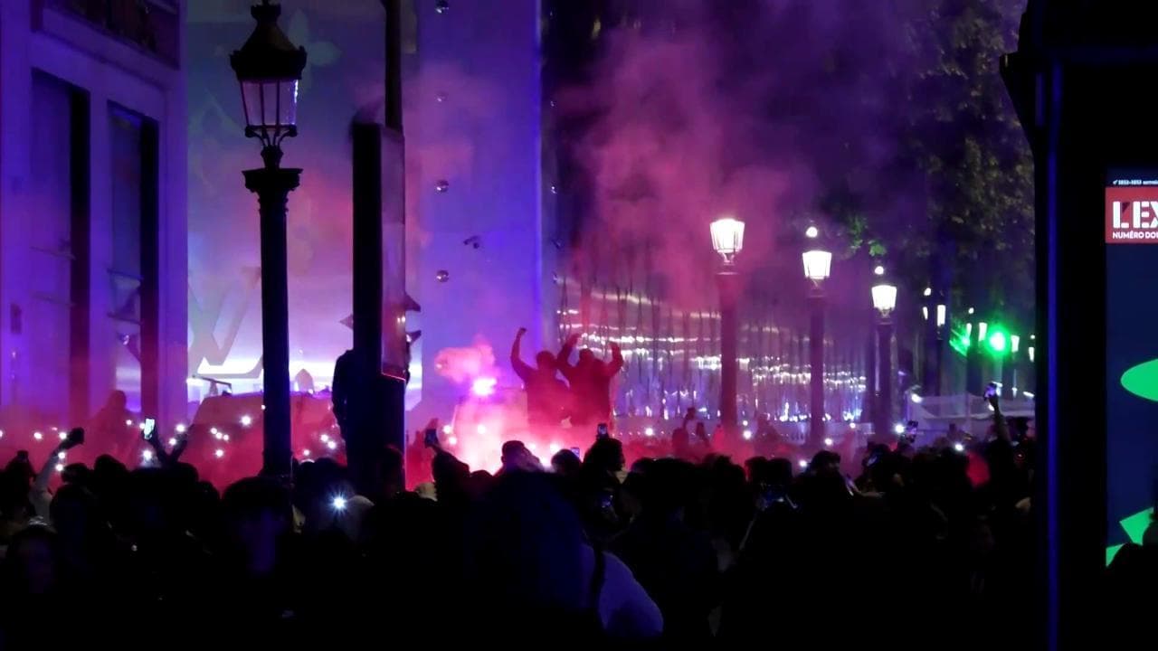 Champions League, il Psg batte l'Arsenal e vola in finale: la festa dei tifosi sugli Champs-Élysées