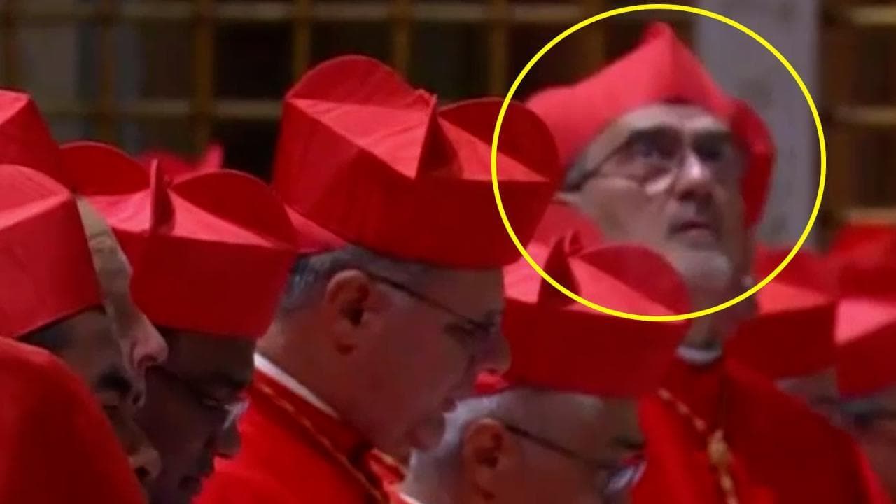 Pizzaballa incantato dagli affreschi della Sistina: sguardo all'insù mentre gli altri leggono