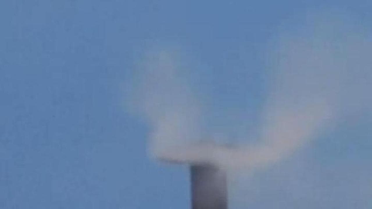 Conclave, "l'inganno" della fumata: dal comignolo della Sistina fumo bianco dopo quello nero