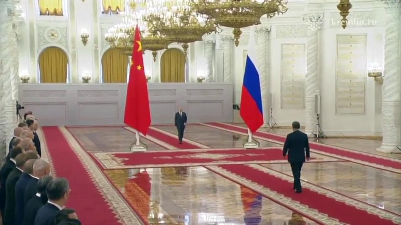 Russia-Cina, l'epica coreografia del Cremlino per il tè tra Putin e Xi Jinping
