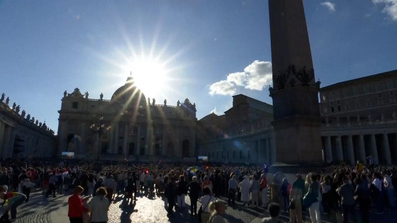 Fumata bianca: l'esultanza e la commozione in piazza San Pietro