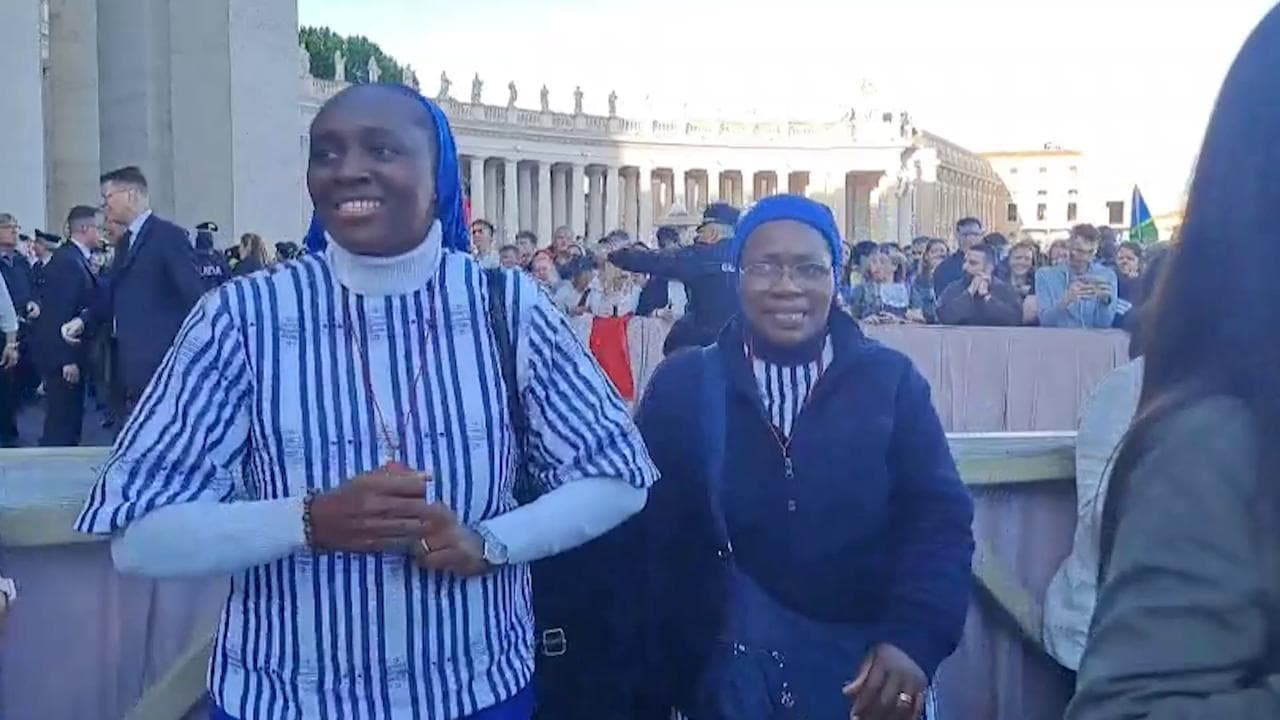 Eletto Papa Leone XIV, le suore nigeriane ballano in piazza San Pietro dopo la fumata bianca
