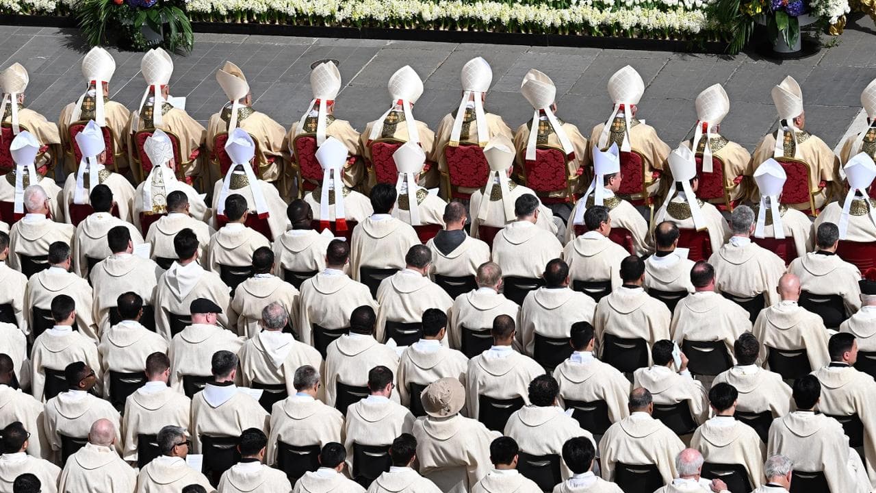 20/04/2025 Citta' del Vaticano. Piazza San Pietro. Messa della domenica di Pasqua in occasione della resurrezione. Nella foto Cardinali e preti