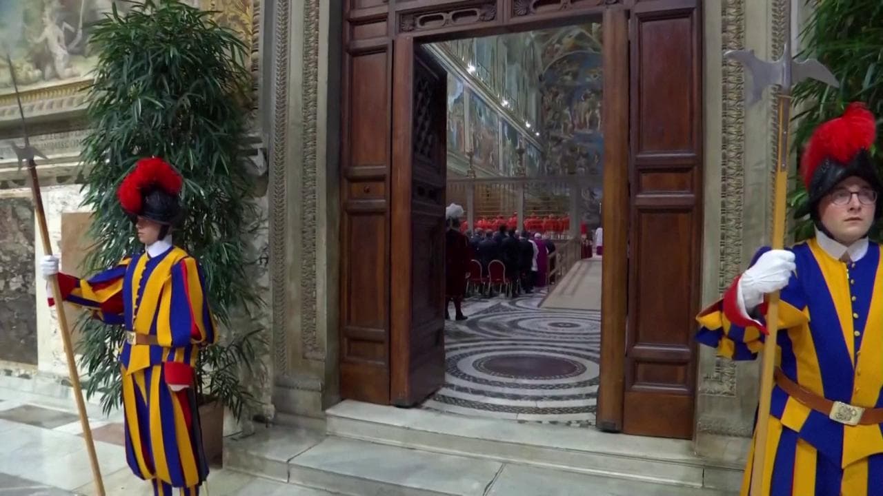Papa Leone XIV, il giuramento di Prevost: le ultime immagini prima di essere eletto pontefice