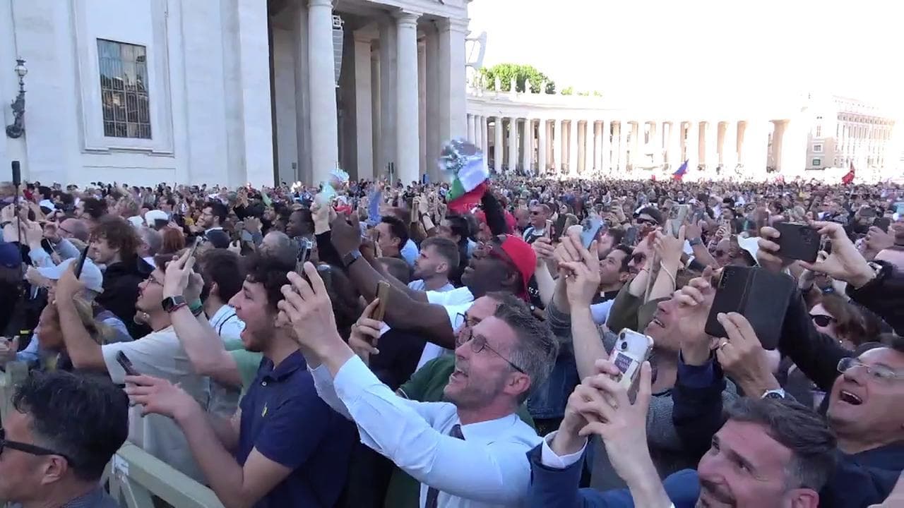 Papa Leone XIV, le immagini dei fedeli in piazza San Pietro all'annuncio del pontefice