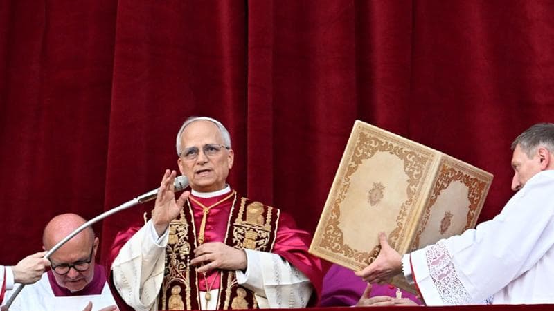 Papa Leone XIV si affaccia dalla loggia della Basilica dopo l&rsquo;elezione
