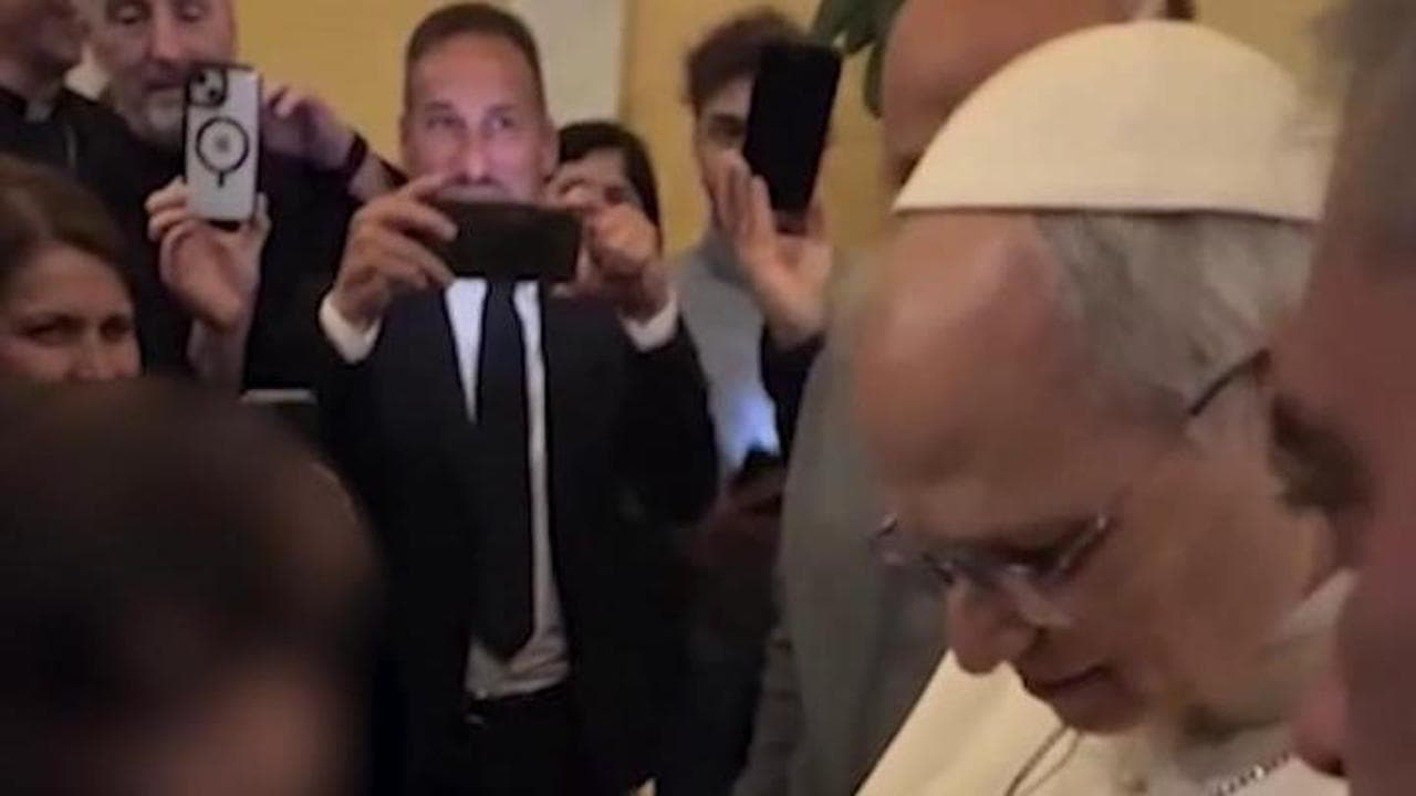 Papa Prevost e il primo 'autografo' come Leone XIV: "Devo fare alcune prove della firma"