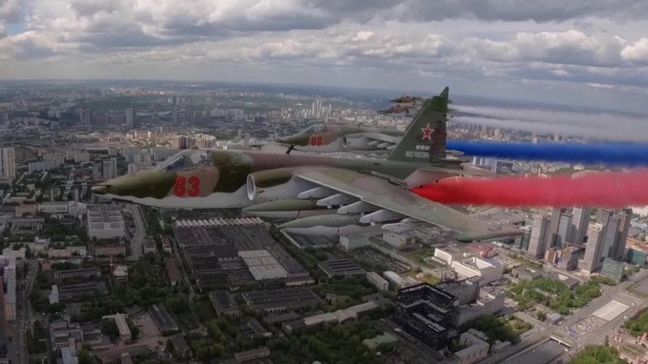 Mosca, parata della Vittoria: i jet sorvolano la città disegnando i colori della bandiera russa