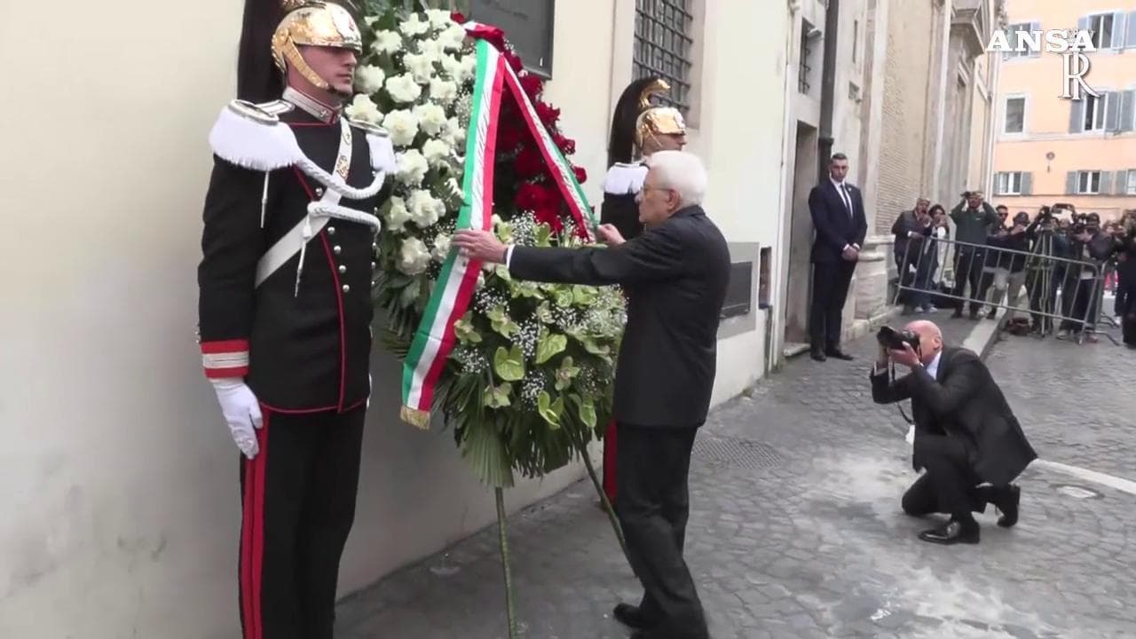 Aldo Moro, l'omaggio di Mattarella: il presidente depone una corona sotto la lapide di via Caetani