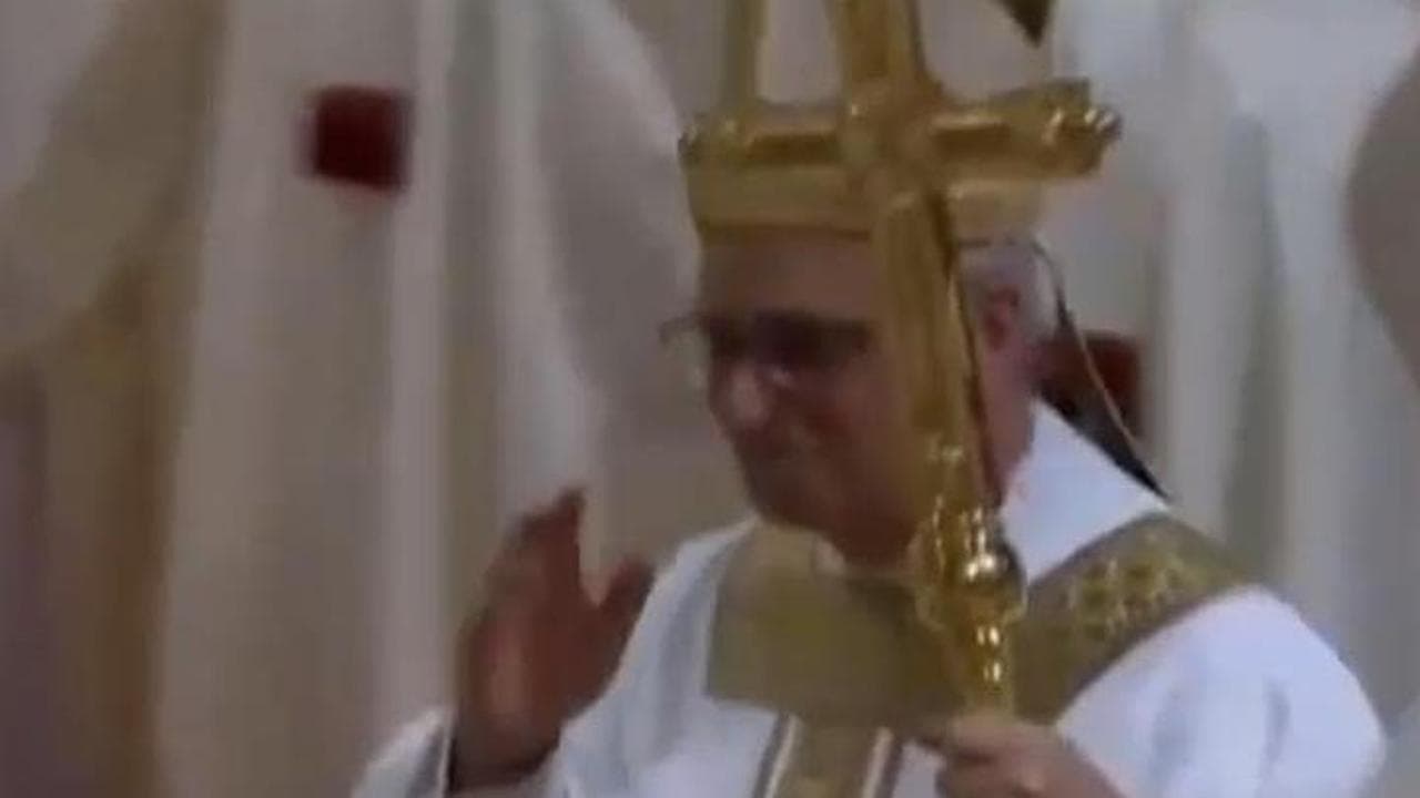 Papa Leone lascia la Cappella Sistina tra gli applausi dei cardinali