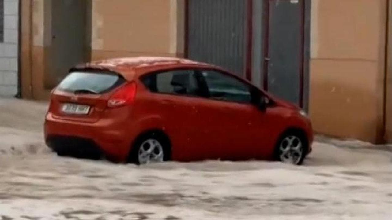 Grandinata primaverile causa un'alluvione lampo a Valencia
