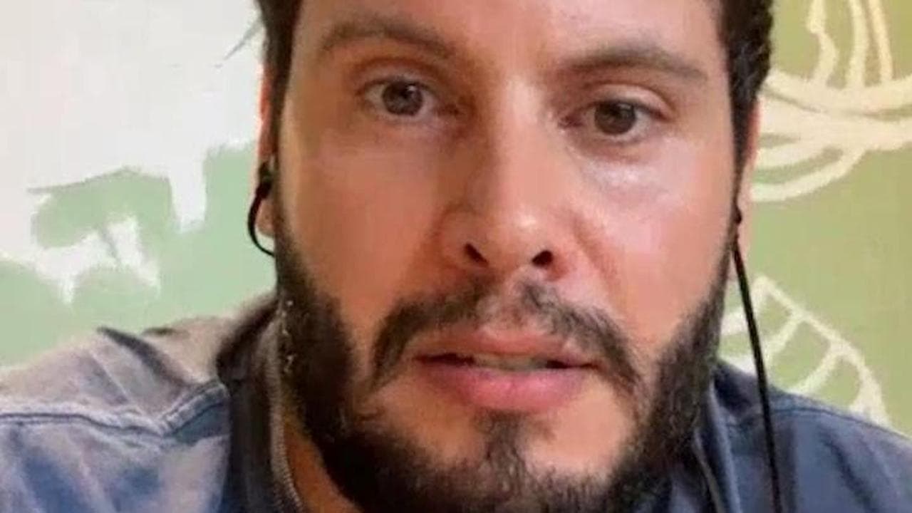 Quel bacio tra due ragazzi in San Pietro durante l'elezione del Papa: "Se fa scandalo, serve ancora"