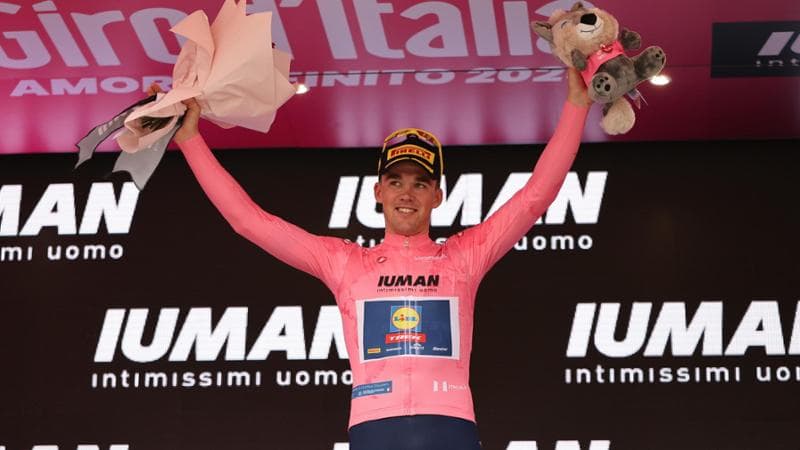 Mads Pedersen sul podio in maglia rosa