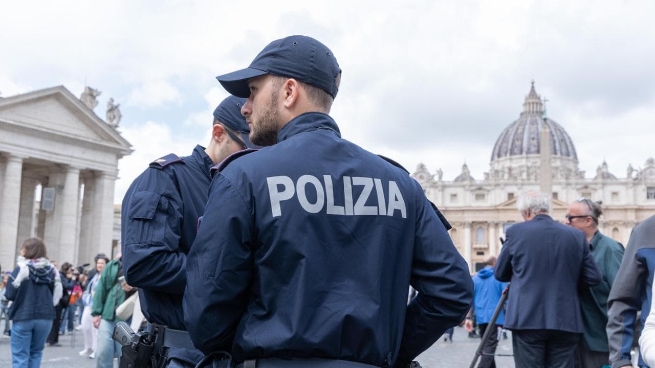 Controlli della polizia vicino Piazza San Pietro a Roma (Roma - , <credi