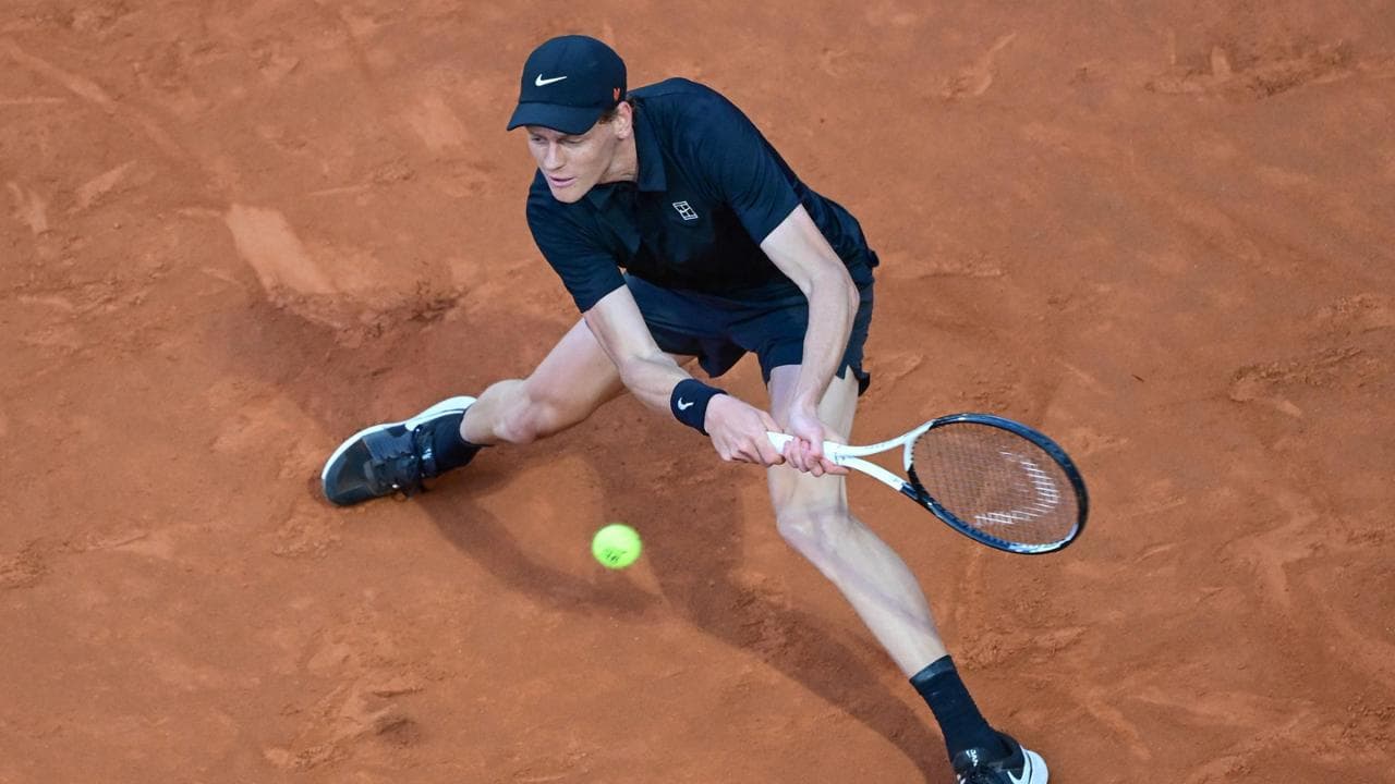 Jannik Sinner nel primo set contro Mariano Navone