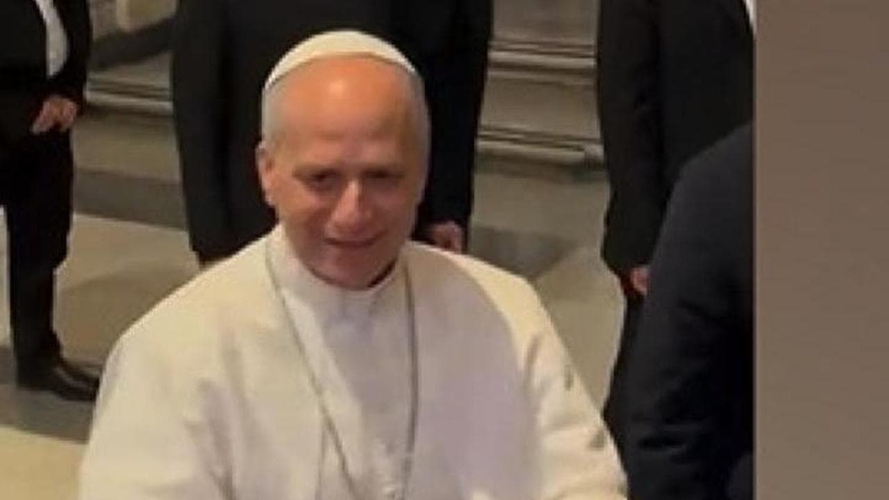 Papa Leone XIV, visita a sorpresa a Santa Maria Maggiore: cori da stadio e strette di mano