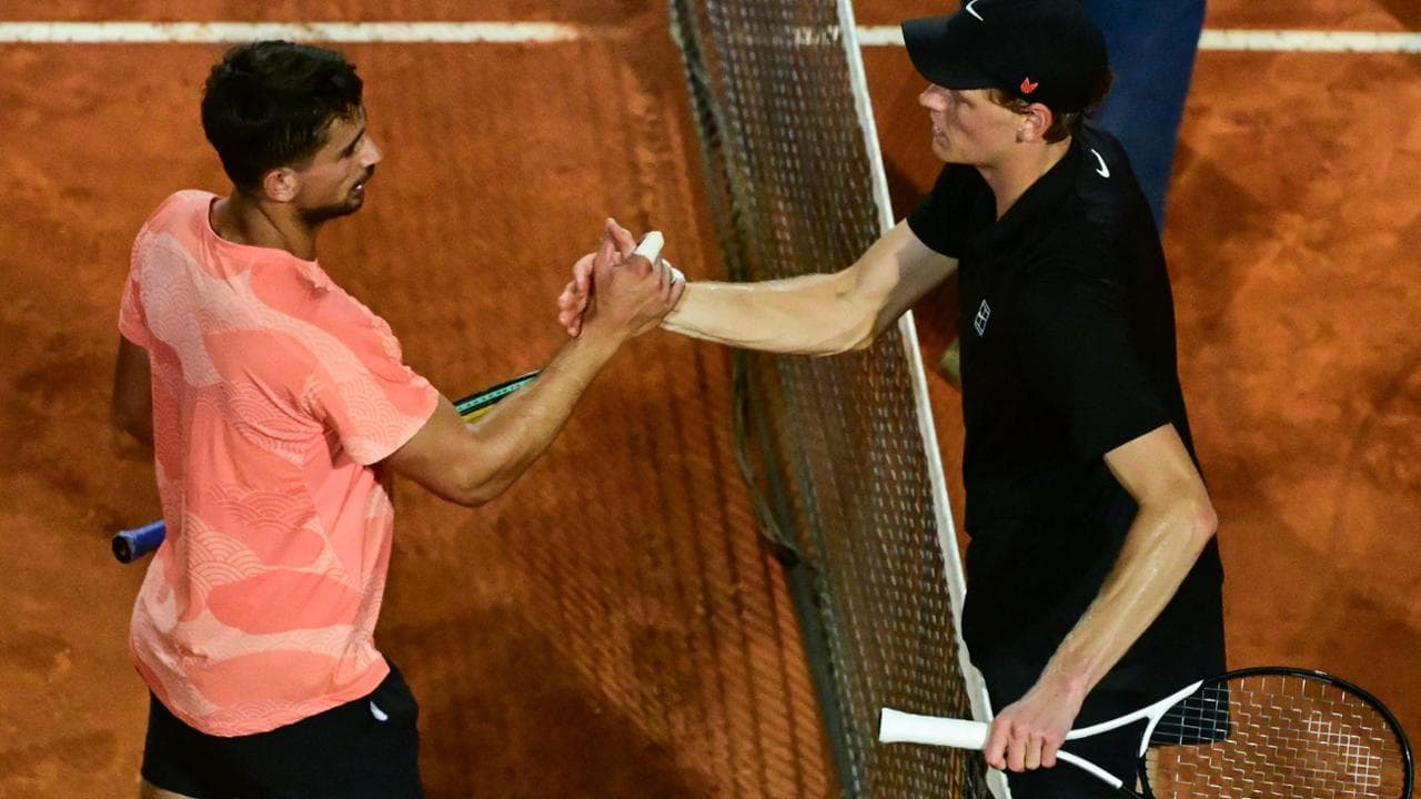 Navone e Sinner si stringono la mano alla fine del match