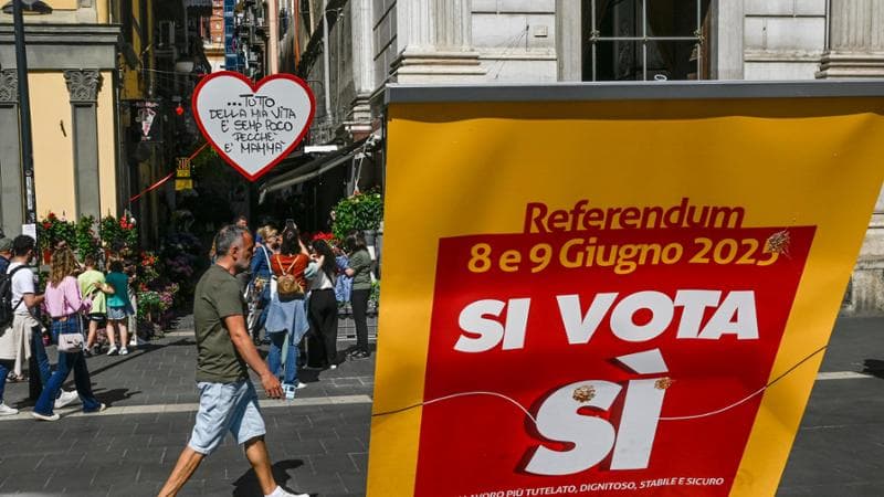 Il volantinaggio a sostegno del  referendum organizzato a Napoli dalla Cgil e dal comitato per il 'Si', 10 maggio 2025. ANSA / CIRO FUSCO