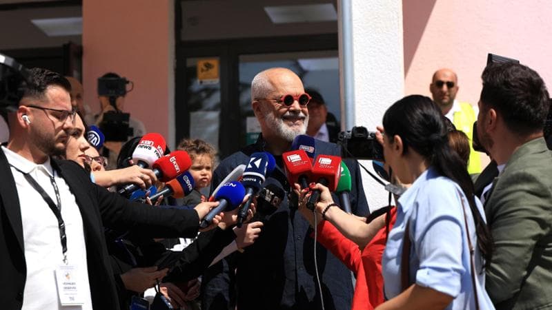 Edi Rama fuori dal seggio