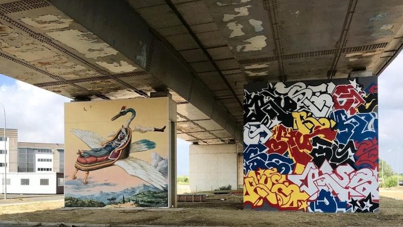 Colonne d'arte sui piloni della superstrada