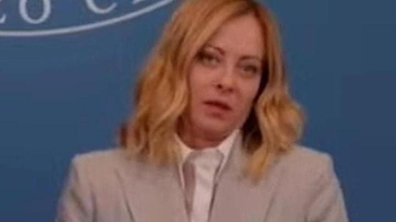 Italia-Grecia: accordi, firme, foto di rito. La premier Meloni rischia di perdere la pazienza