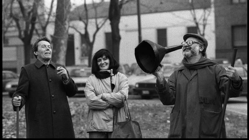 Milano, 1988, Parco Solari. Da sinistra, Piergiorgio Bellocchio (1931-2022) e Grazia Cherchi (1937-95) – fondatori nel 1962 della rivista quaderni piacentini – con Goffredo Fofi, oggi 88 anni, che ne fu uno dei principali collaboratori. L’ultimo numero uscì nel 1984