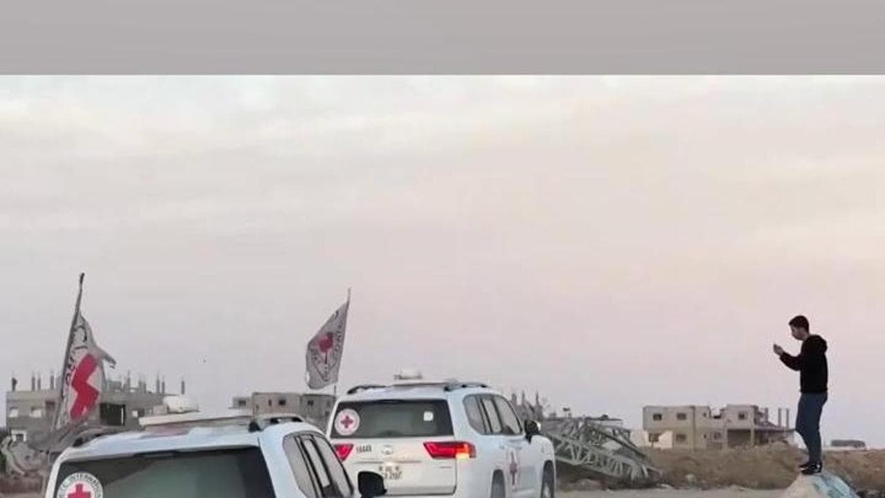 Gaza, Hamas rilascia Edan Alexander: il convoglio della Croce Rossa porta in salvo l'ostaggio Usa