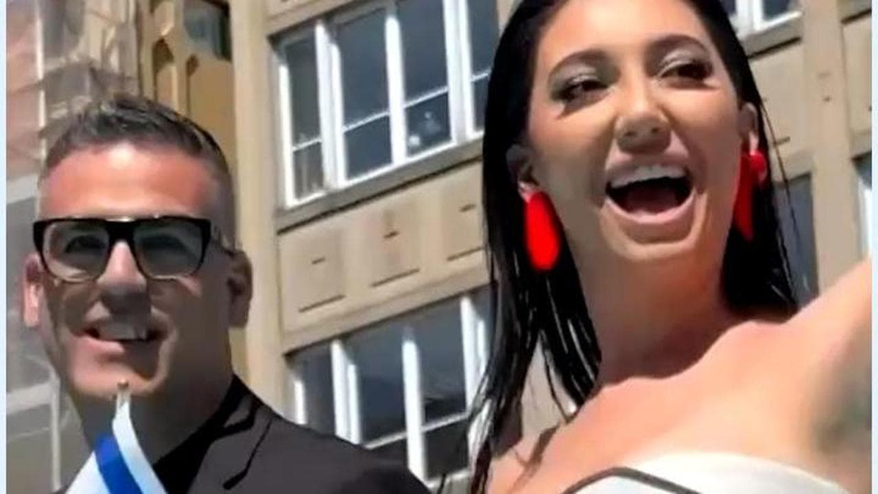 Eurovision, insultata artista israeliana: manifestante pro Pal fa il gesto di tagliarle la gola