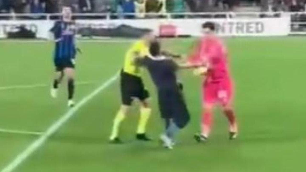 Tifoso dell'Atalanta fa invasione e sbeffeggia il portiere della Roma