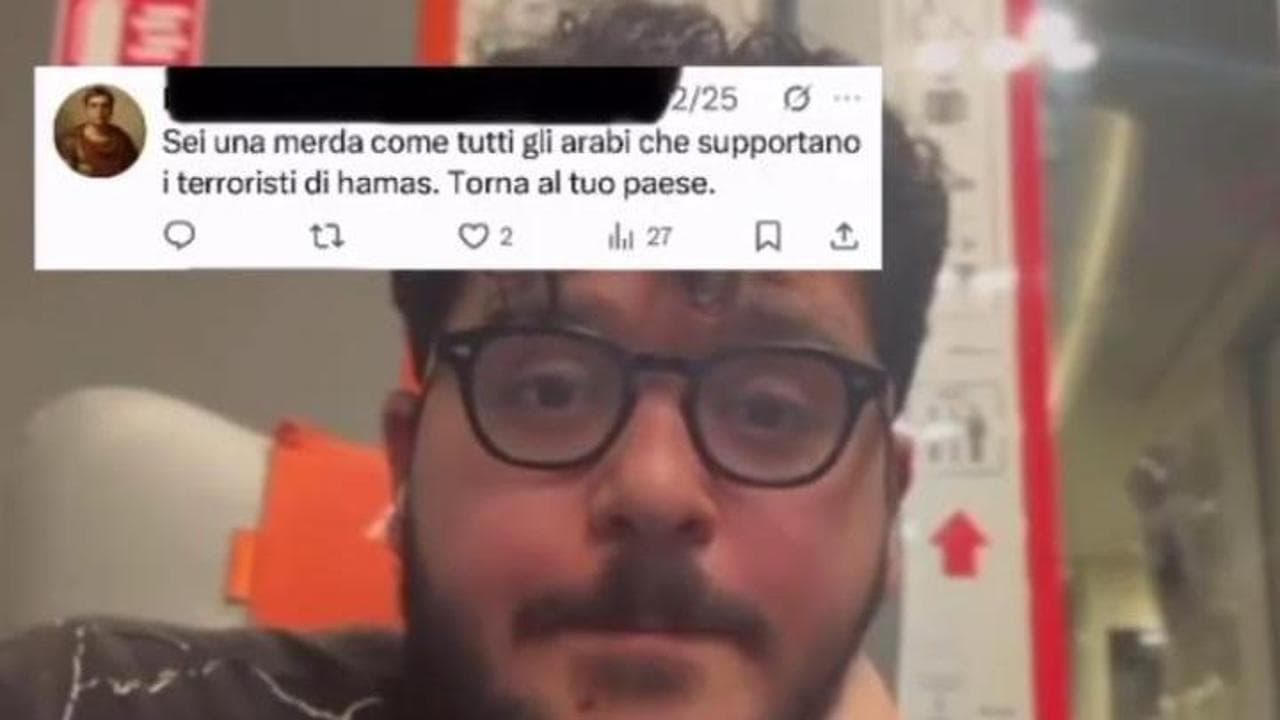 Patrick Zaki mostra i messaggi di odio che riceve sui social
