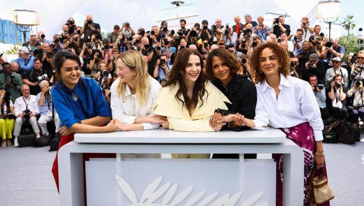 Leila Slimani, Halle Berry, Alba Rohrwacher e Payal Kapadia con la presidentessa di giuria Juliette Binoche