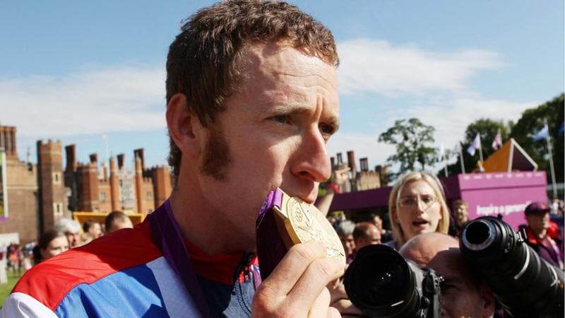 Bradley Wiggins festeggia l'oro vinto alle Olimpiadi di Londra 2012