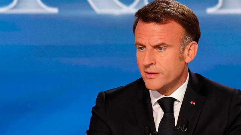 Macron apre l’ombrello: “Armi nucleari francesi nelle basi di Paesi alleati”