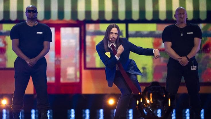 Tommy Cash durante la sua esibizione con "Espresso macchiato": passa alla finale di sabato 18 maggio