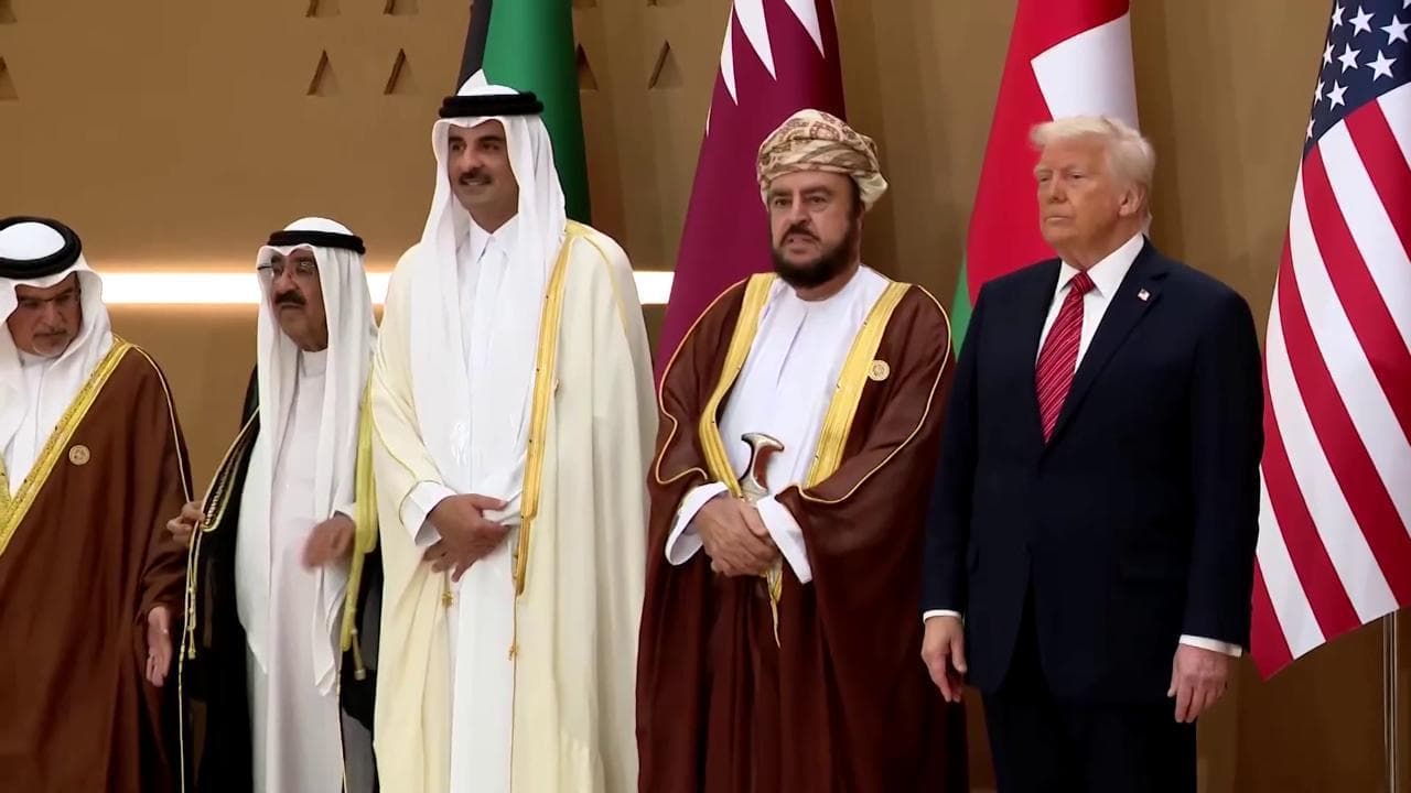 Trump e i leader del Golfo posano per la foto di rito prima del vertice Usa-Gcc