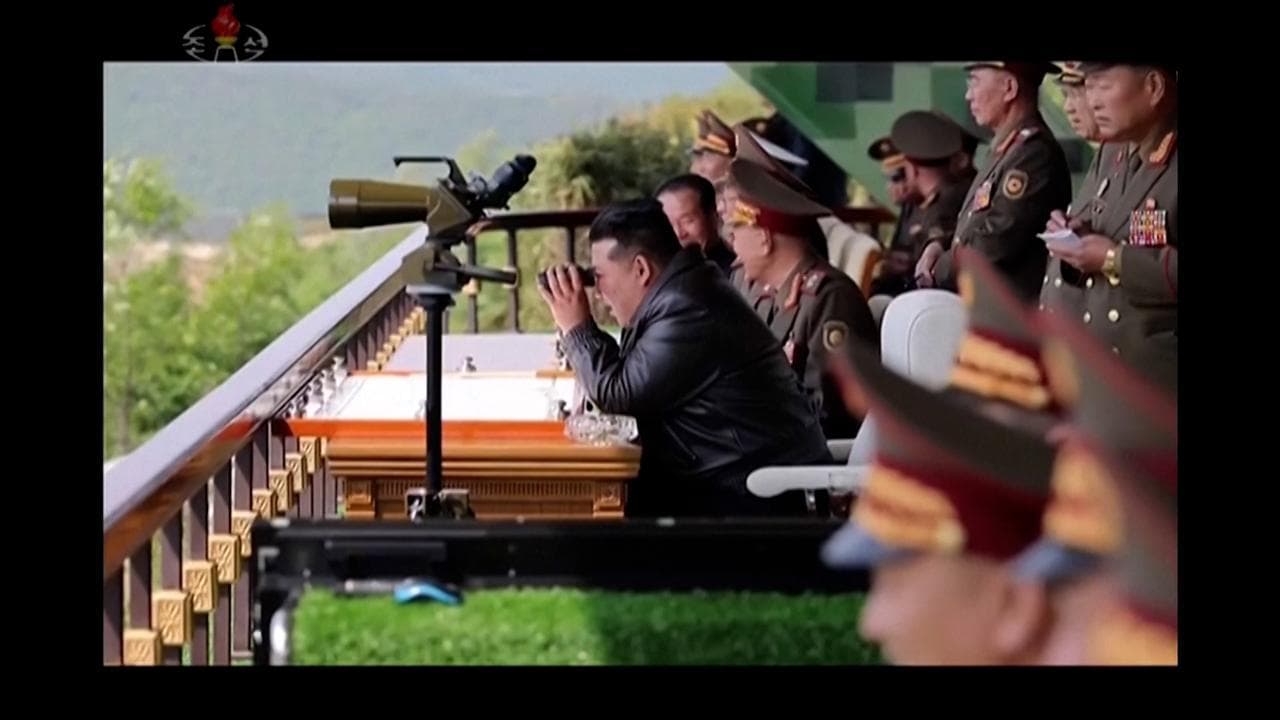 Corea del Nord, giubbotto di pelle e binocolo: Kim supervisiona nuove esercitazioni militari