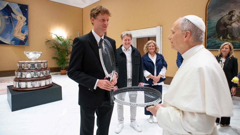 Sinner dona al Papa la sua racchetta