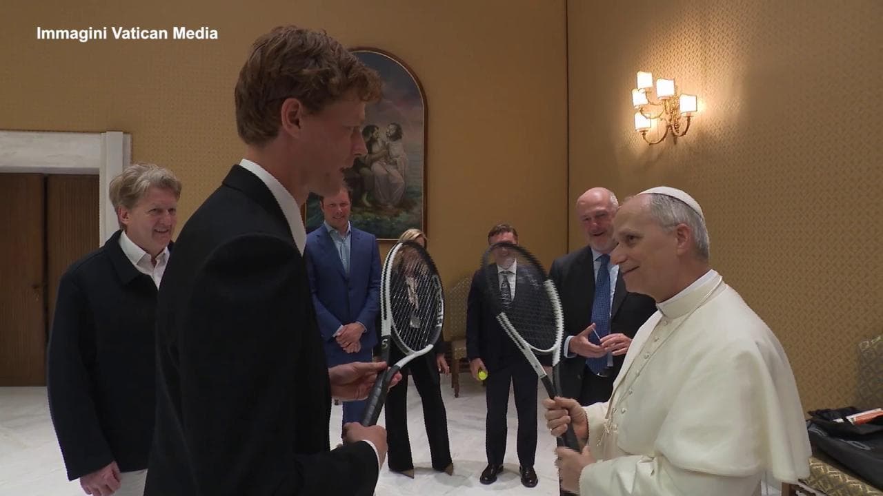 Sinner a Papa Leone XIV: "Giochiamo un po' a tennis?". E il pontefice: "Qui meglio di no"